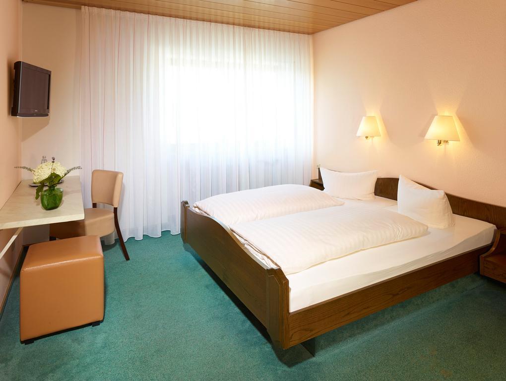 Hotel Lösch Pfälzer Hof Römerberg Zimmer foto